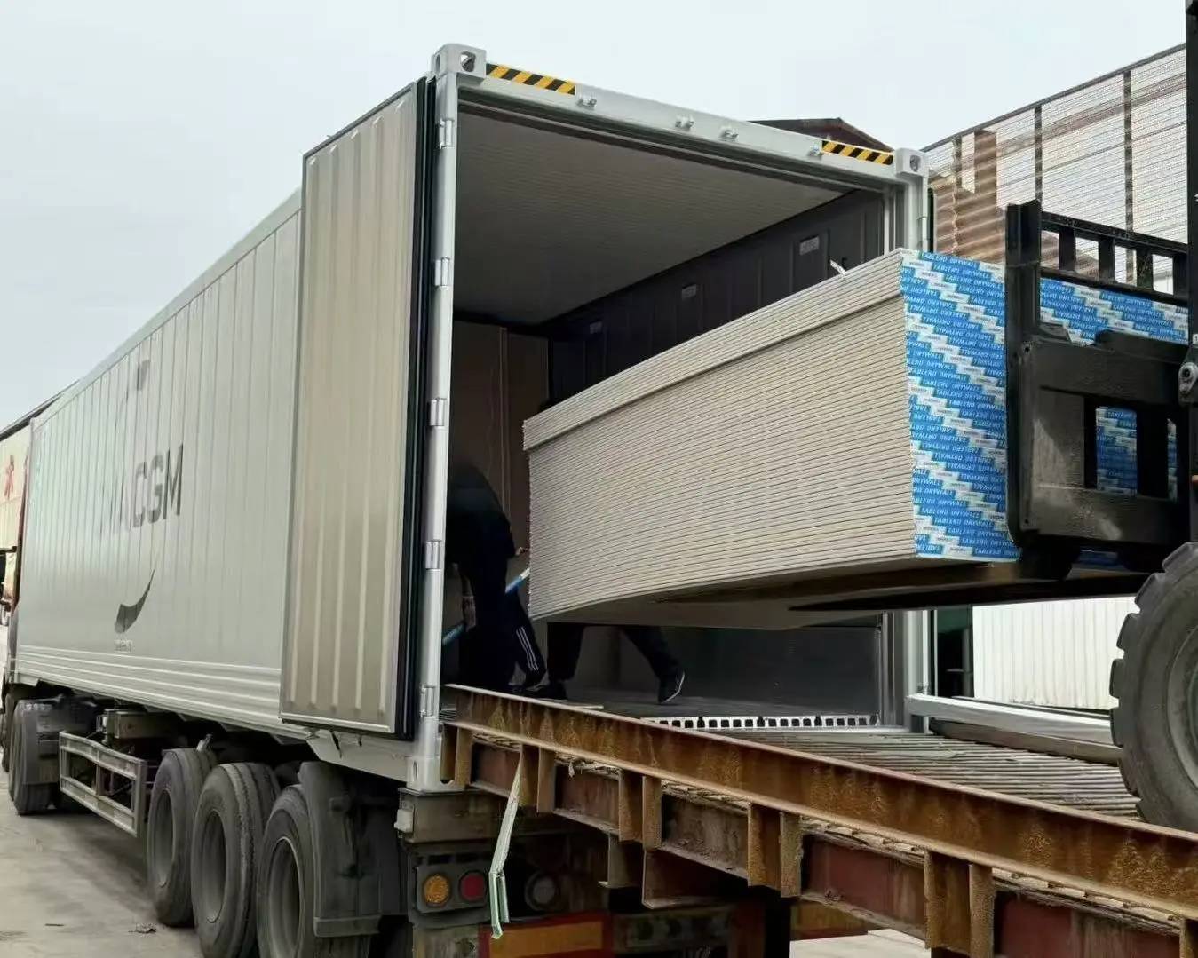 Our company's WPC wall panels and gypsum boards have been successfully dispatched after a large return order from an old American customer