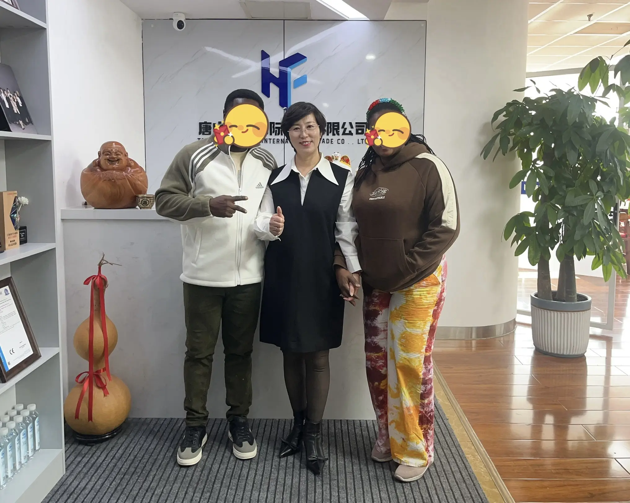 A customer from Ghana visited our company for an on-site exchange and reached a cooperation agreement on ceiling series products