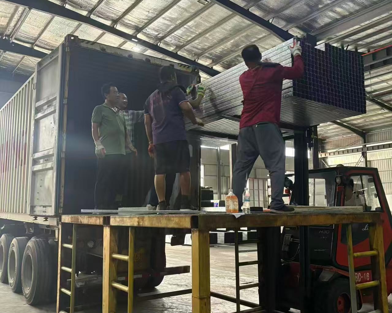 Our company's large order for light steel keels has been successfully dispatched after reuniting with our old Brazilian customer.